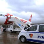 EMRAT/ 6 të kërkuar ndërkombëtarisht ekstradohen nga Dubai në Shqipëri, mes tyre të…