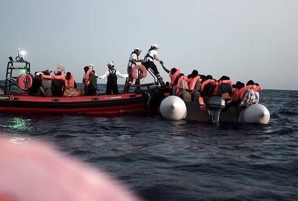 Tragjedi në Mesdhe, fundoset varka me emigrantë, mbi 60 të…