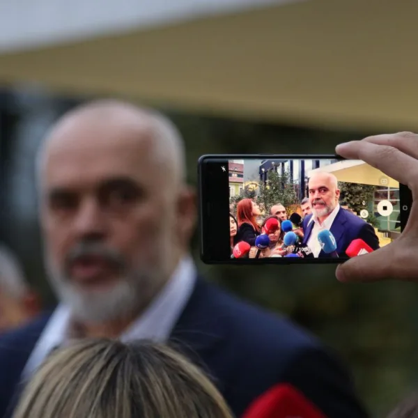 Edi Rama dhe Erjon Veliaj ‘monopolizojnë’ mediat audiovizive…