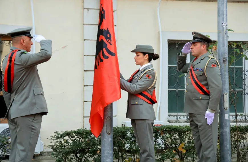 Zhvillohet ceremonia e ngritjes së flamurit para bashkisë Shkodër…