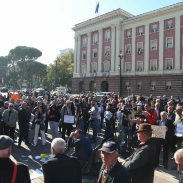 “Pagat i dyfishuat, ne na varfëruat”, pensionistët në protestë përpara…