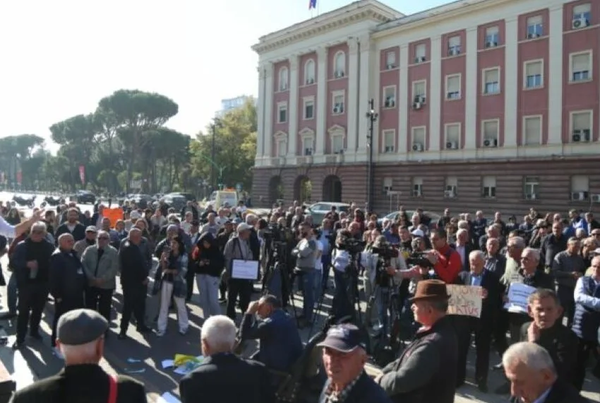 “Pagat i dyfishuat, ne na varfëruat”, pensionistët në protestë përpara…