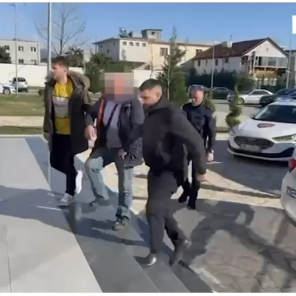 VIDEO-EMRI/ Policia e Shkodres arreston autorin e plagosjes së këngëtarit…