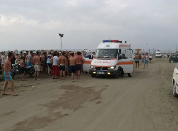 Pushuesi humb jetën në plazhin e Velipojës, dyshohet…