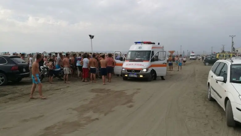 Pushuesi humb jetën në plazhin e Velipojës, dyshohet se pësoi atak kardiak në det…