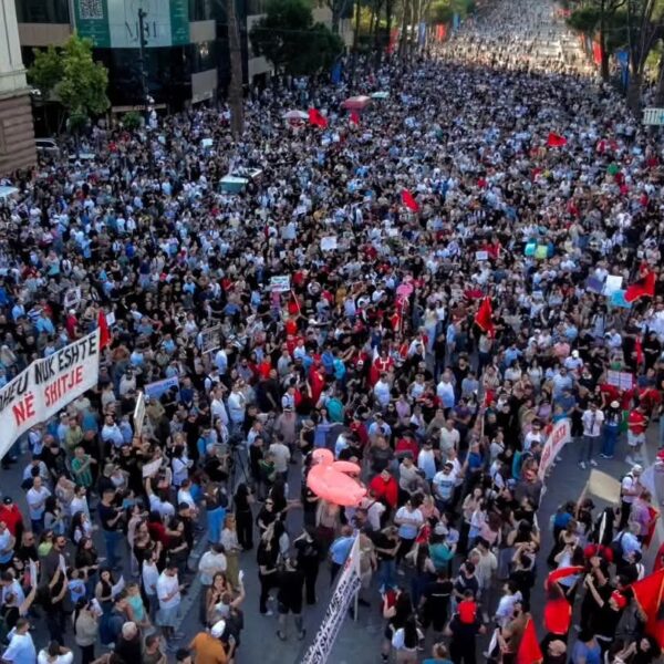 Mijëra protestues në Tiranë për Zvërnecin, thirrje për&hellip;