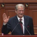 “Unë erdha, u krye”, Berisha me pritje entuziaste nga deputetët në Kuvend. Nuk…