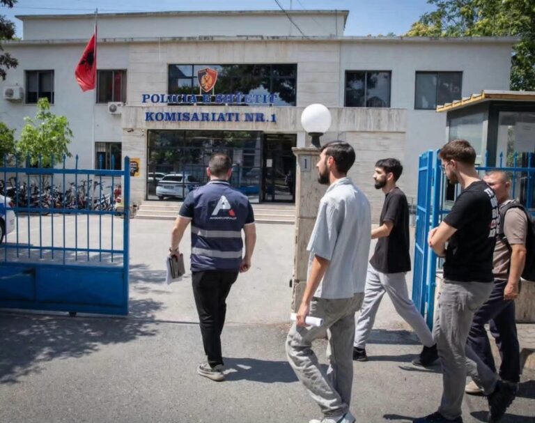 Protestat antiqeveritare dhe shoqërimi i muslimanëve: Selektivitet apo zbatim i ligjit?…