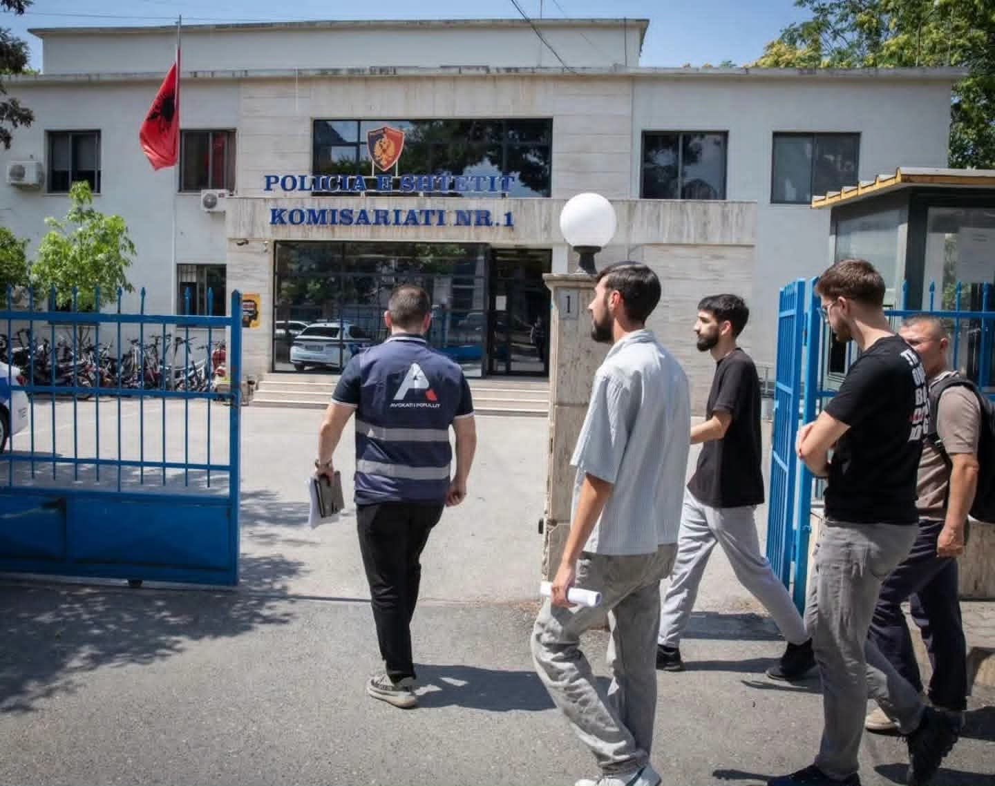 Protestat antiqeveritare dhe shoqërimi i muslimanëve: Selektivitet apo zbatim i ligjit?…