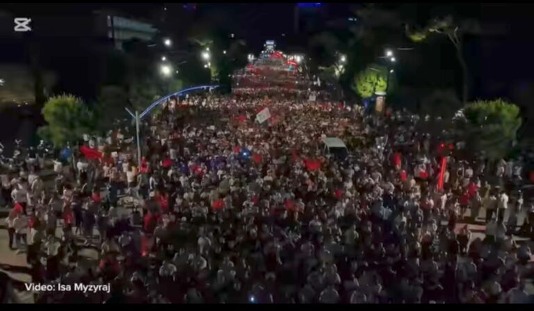 Qytetarët pushtojnë rrugët e Tiranës: “Shqipëria e Re” dhe thirrje për dorëheqjen e Ramës…