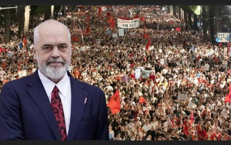 Rama sulmon protestuesit: “Flamingot po bëhen vegla të sorrave dhe korbave”…