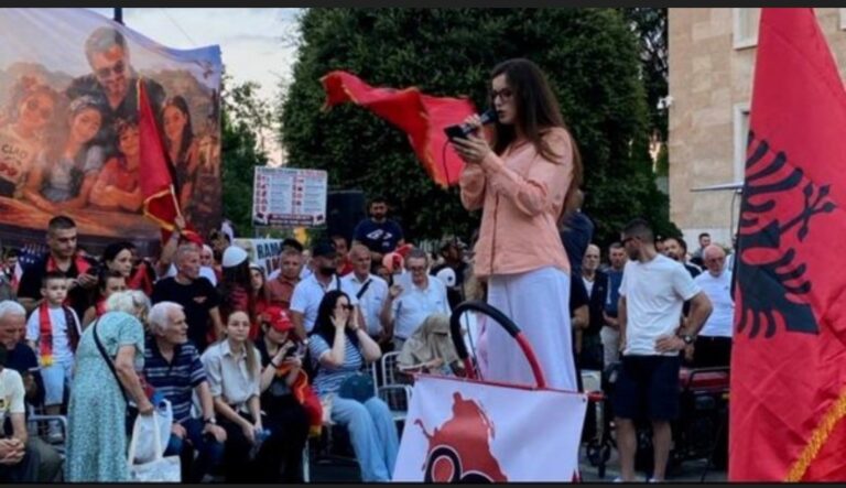 Protestuesit nuk heqin dorë nga kërkesat, i rilexojnë sërish…