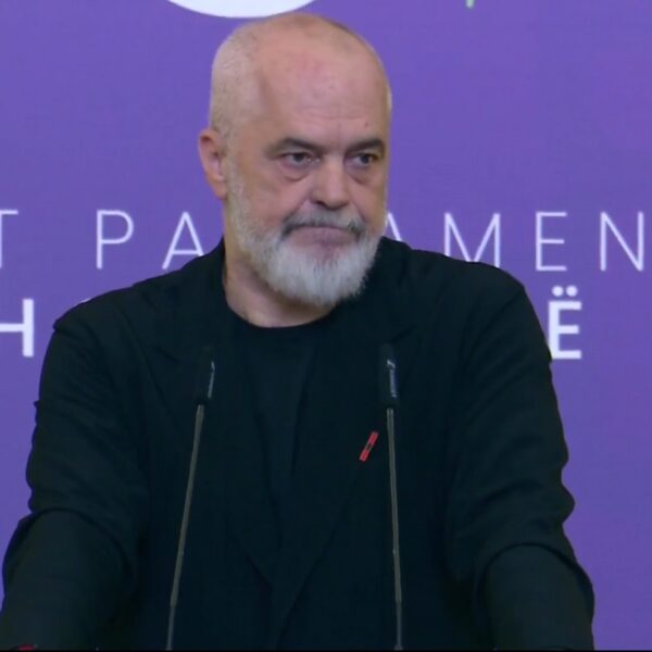 Rama paralajmëron të vetët: Kjo histori është vetëm…