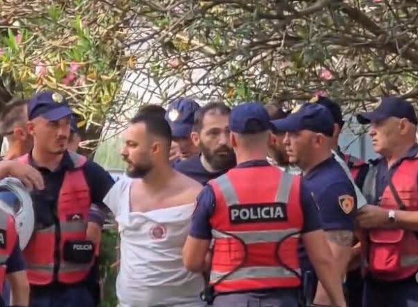 Tensione para Kuvendit, policia shoqëron disa protestues pas…