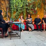 “Intersections” në Galeri ODA, Majlinda Kelmendi eksploron lidhjen mes artit dhe identitetit urban…