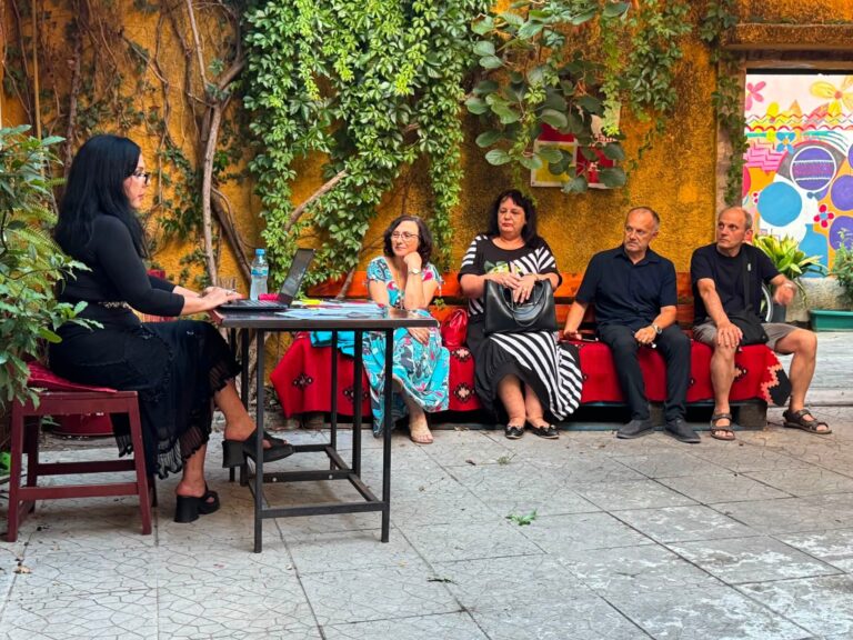 “Intersections” në Galeri ODA, Majlinda Kelmendi eksploron lidhjen mes artit dhe identitetit urban…