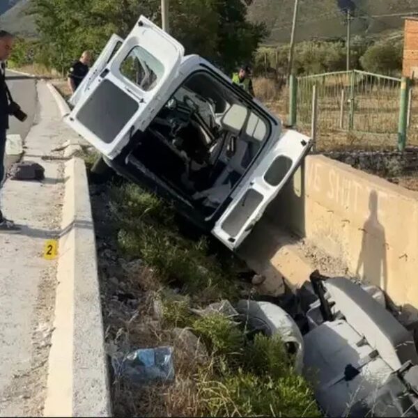 Humb kontrollin e furgonit me punëtorë në Vlorë,…