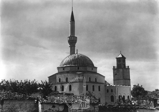 Si lindi Korça moderne: Roli i Iljaz Bej Mirahorit…
