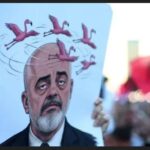 BBC jehonë protestave masive në Tiranë: Shqiptarët kërkojnë dorëheqjen e Edi Ramës…