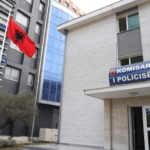 Tronditëse në Fier, burri vret ish-vjehrrin dhe rrëmben ish-gruan…