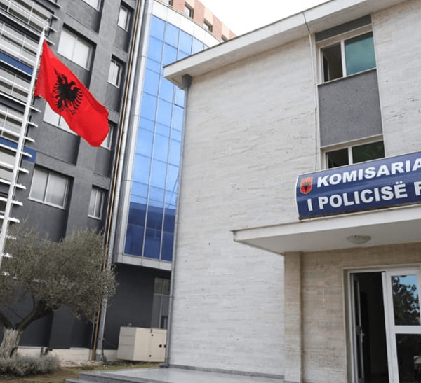 Tronditëse në Fier, burri vret ish-vjehrrin dhe rrëmben…
