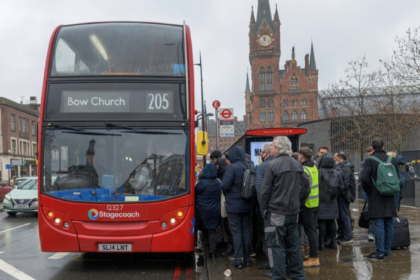 Britania ul çmimin e biletës së autobusit, qeveria prezanton masa për përballimin e kostos së jetesës…