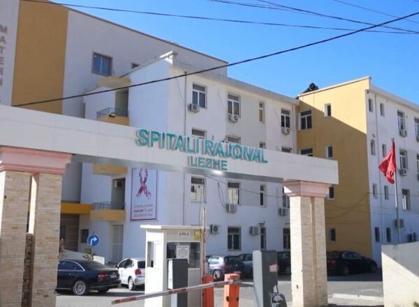 Lezhë/ I bie arma nga çanta në spital&hellip;